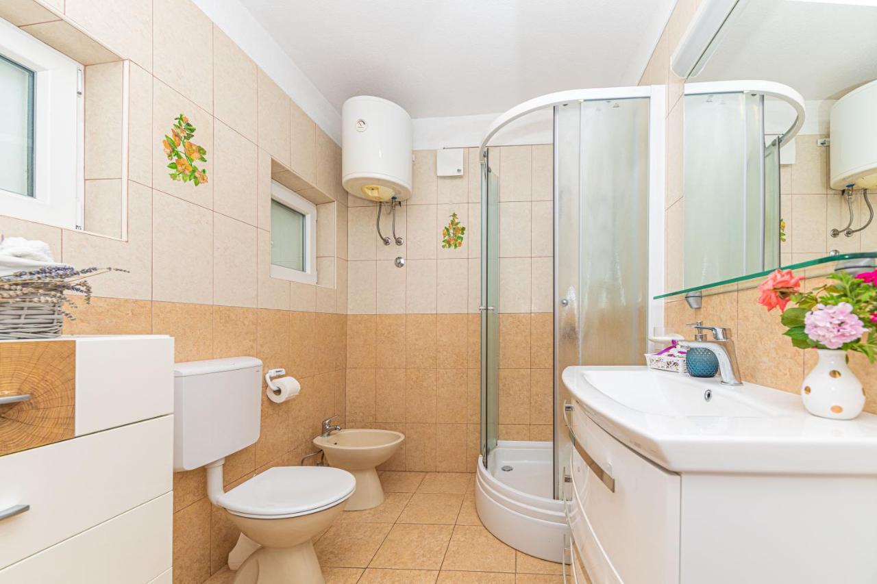 Nea Leona Apartment *