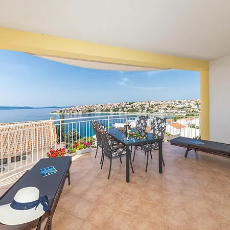 Apartments Villa Nea Leona Trogir Exterior photo